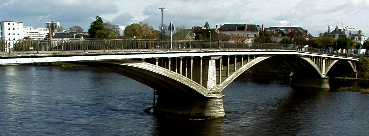Pont Camille de Hogues, Châtellerault.Côté amont 