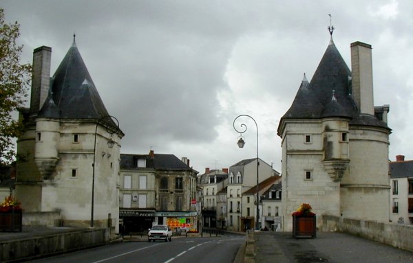 Pont Henri IV à Châtellerault.Tours côté pont 