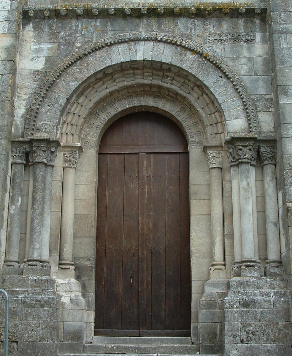 Châtillon-sur-Indre - Eglise Notre-Dame (ancienne collégiale Saint-Outrille) - Porte latérale dans le mur Sud 