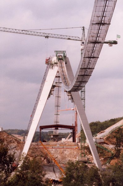 Chavanon-Viadukt – 
Behelfsbrücke während des Seilbaus 