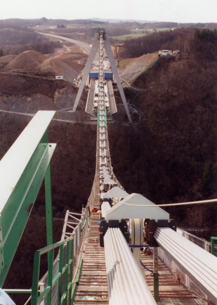 Chavanon Viaduct.
Deck launching by Tarzan Method 