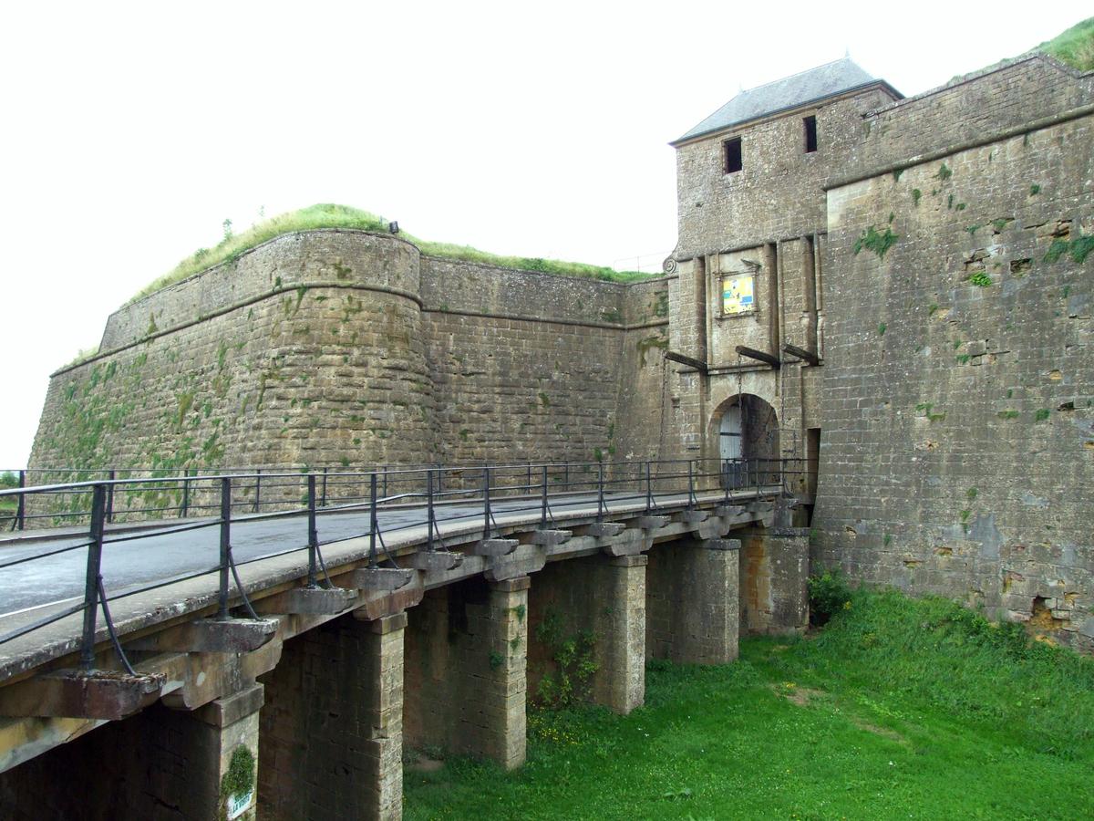 Citadelle de Montmédy - Fossé, remparts et deuxième porte 