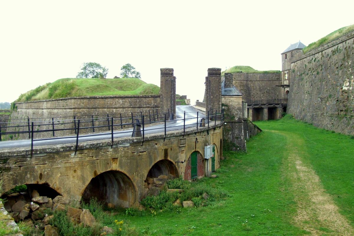 Citadelle de Montmédy - Fossé, remparts et entrées dans la citadelle 