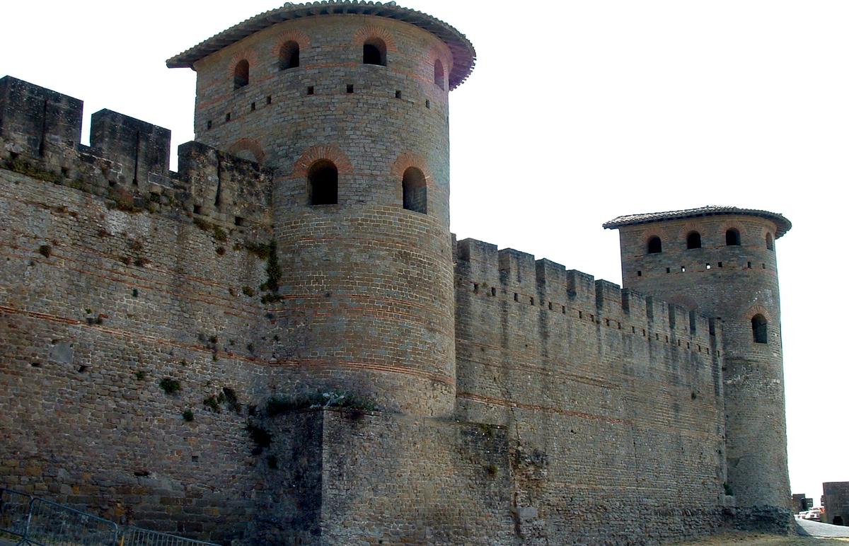 Fiche média no. 21201 Reste de l'enceinte gallo-romaine côté Nord. Certaines tours ont été reprises en sous-oeuvre au 13ème siècle. Eugène Viollet-le-Duc a restauré les créneaux et les toits des tours