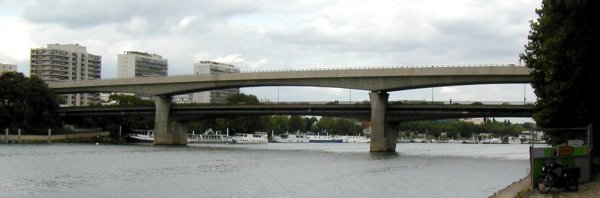 Seinebrücke für die Metro in Clichy bei Paris 