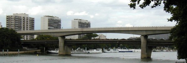 Pont-métro de Clichy.Pont-routier en arrière-plan 