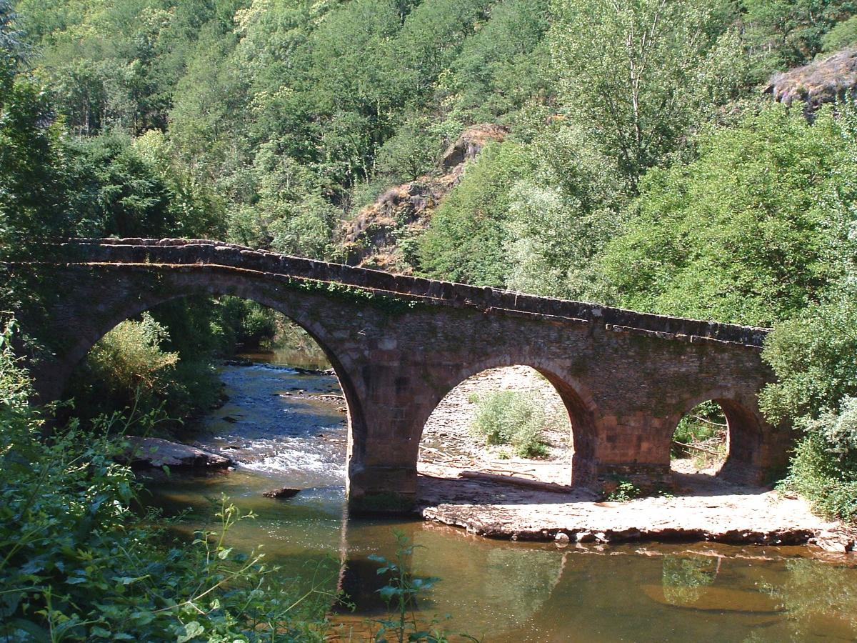 Conques - Pont romain vu de l'aval 