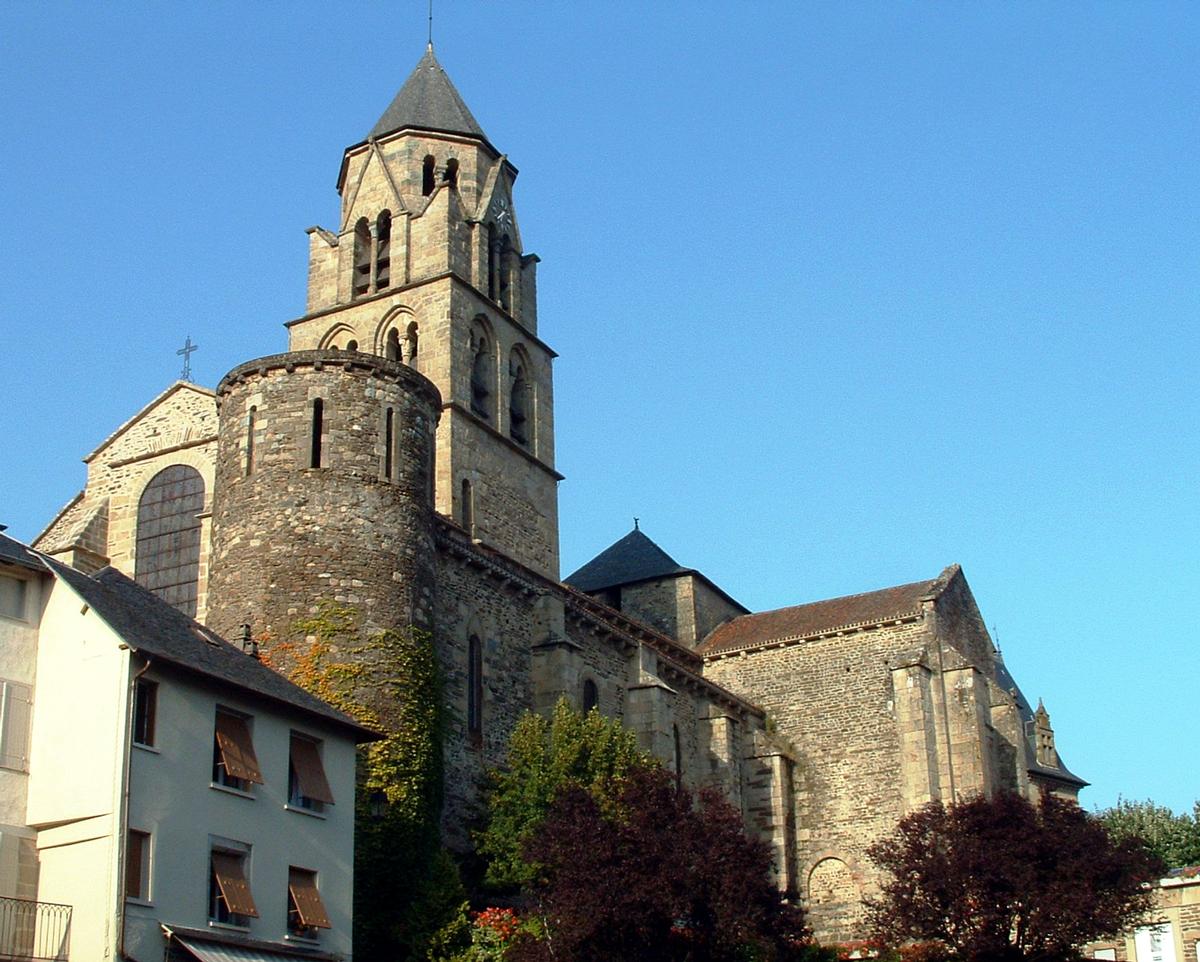Uzerche - Ancienne abbatiale Saint-Pierre - Vue de l'ouest 