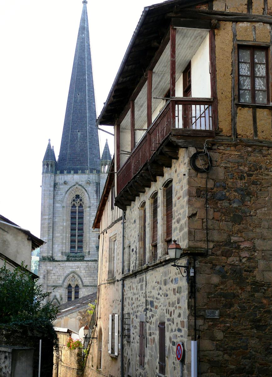 Tulle - Cathédrale Notre-Dame - Le clocher vu de la rue de la Tour-de-Maïsse 