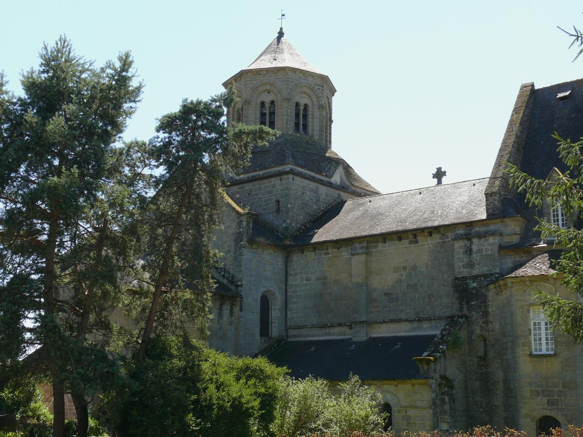 Aubazine - Eglise Saint-Etienne (ancienne abbatiale) - Chevet et le bras nord du transept 