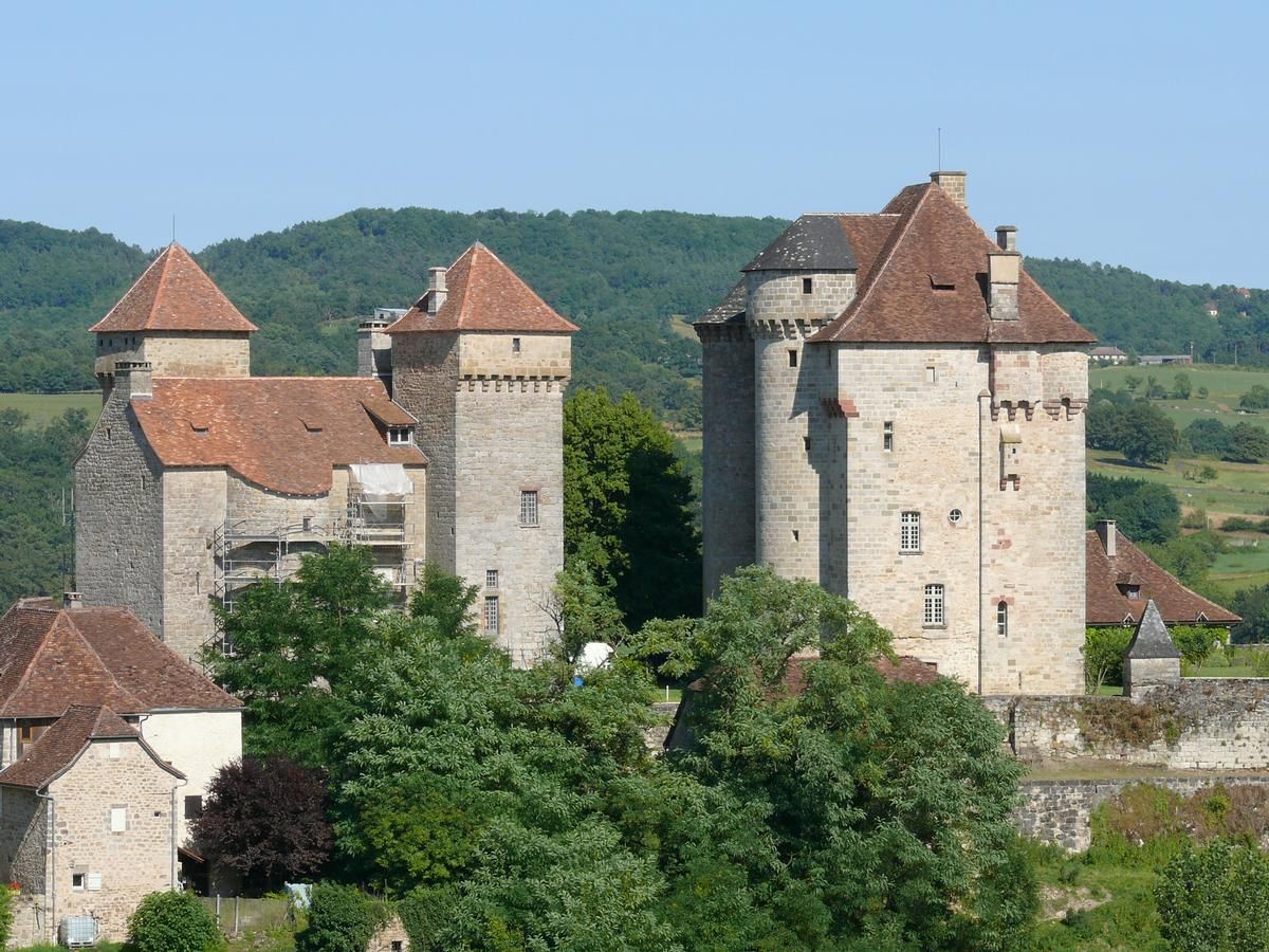 Curemonte - Châteaux de Saint-Hilaire à gauche et de Plas à droite 
