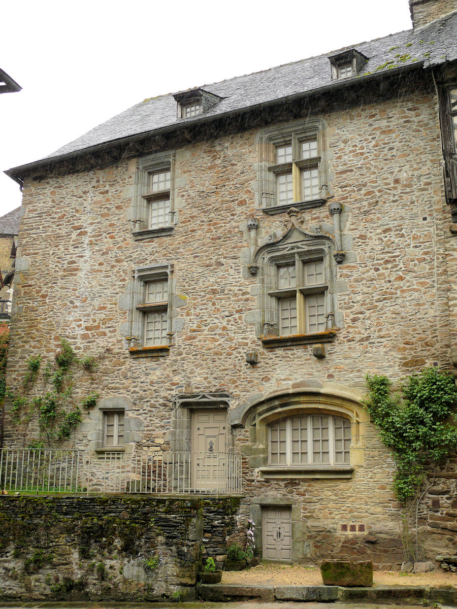 Ségur-le-Château - Maison Henri IV sur la place des Claux 