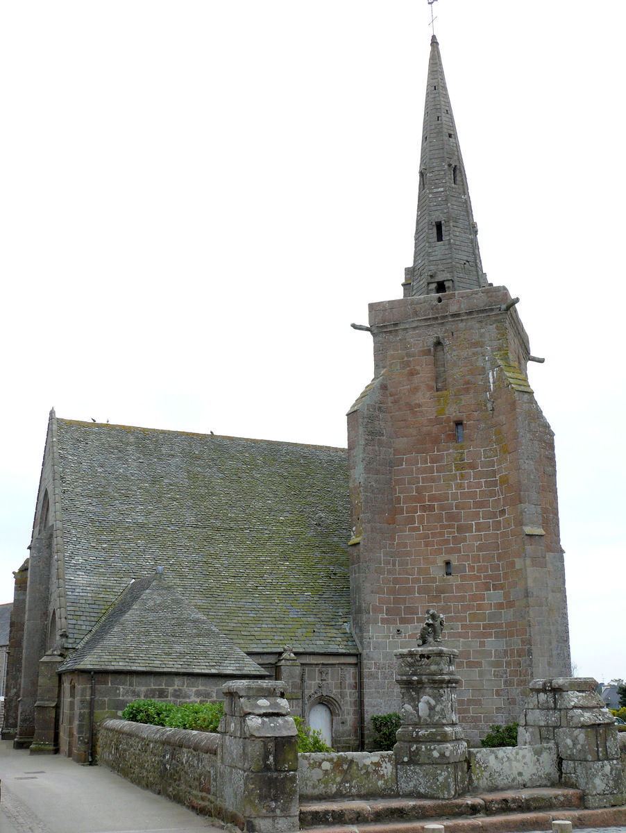 Fiche média no. 139792 Perros-Guirec - Chapelle Notre-Dame-de-la-Clarté - La tour du clocher avec la balustrade construite avec les pierres du château de Ploumanac'h démoli en 1594, la flèche construite au 17 ème siècle