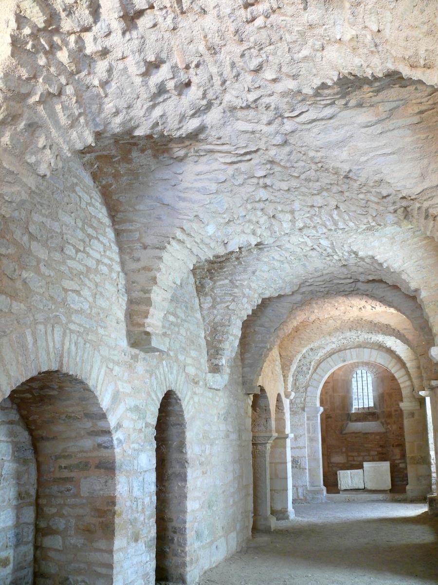 Flavigny-sur-Ozerain - Ancienne abbaye Saint-Pierre - Vestiges de l'ancienne abbatiale - Couloir menant à la crypte carolingienne Sainte-Reine 