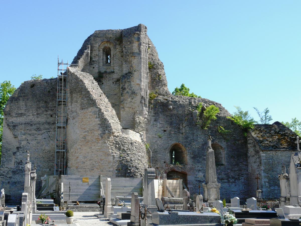 Châtillon-sur-Seine - Vestiges du château des ducs de Bourgogne avec le cimetière situé au chevet de l'église Saint-Vorles 