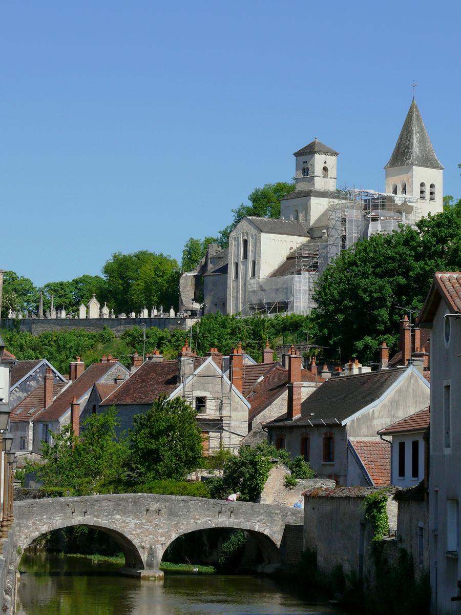Châtillon-sur-Seine - Le pont du Pertuis-aux-Loups franchissant la Seine et l'église Saint-Vorles dominant la ville 