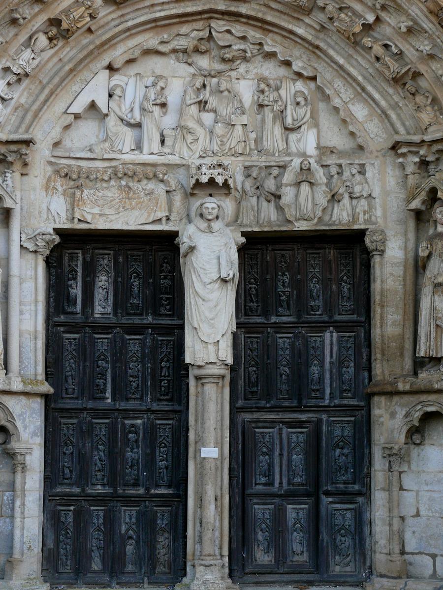 Fiche média no. 127561 Saint-Thibault - Eglise priorale Saint-Thibault - Portail: statue de saint Thibault et le tympan représentant le couronnement de la Vierge au-dessus de la mort de la Vierge, à gauche, et l'Assomption de la Vierge, à droite (13 ème siècle)