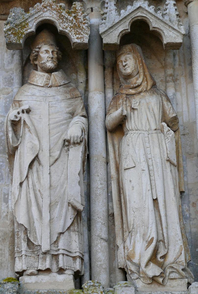Saint-Thibault - Eglise priorale Saint-Thibault - Portail: statues représentant Salomon et la reine de Saba 