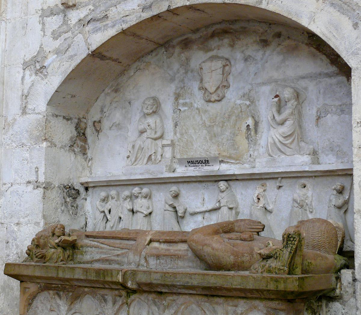 Saint-Thibault - Eglise priorale Saint-Thibault - Choeur - Tombe du fondateur du prieuré 