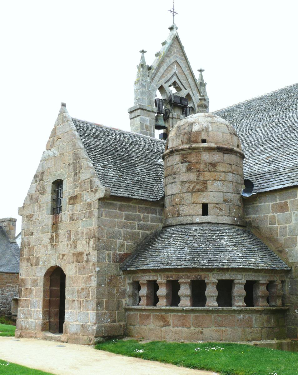 Trégastel - Eglise paroissiale Sainte-Anne - Le porche et l'ossuaire 