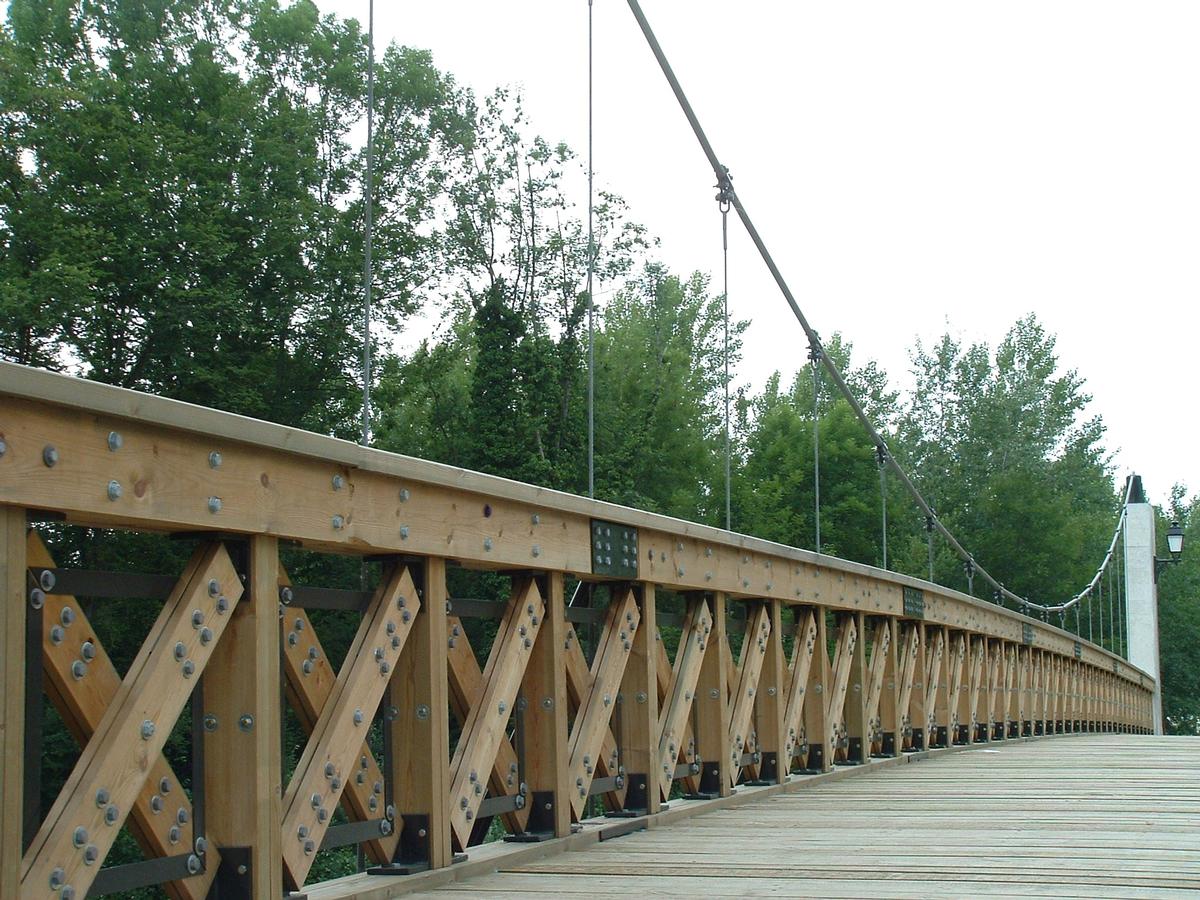 Fußgängerbrücke CoupvrayQuerträger der Brückentafel und Aufhängung 