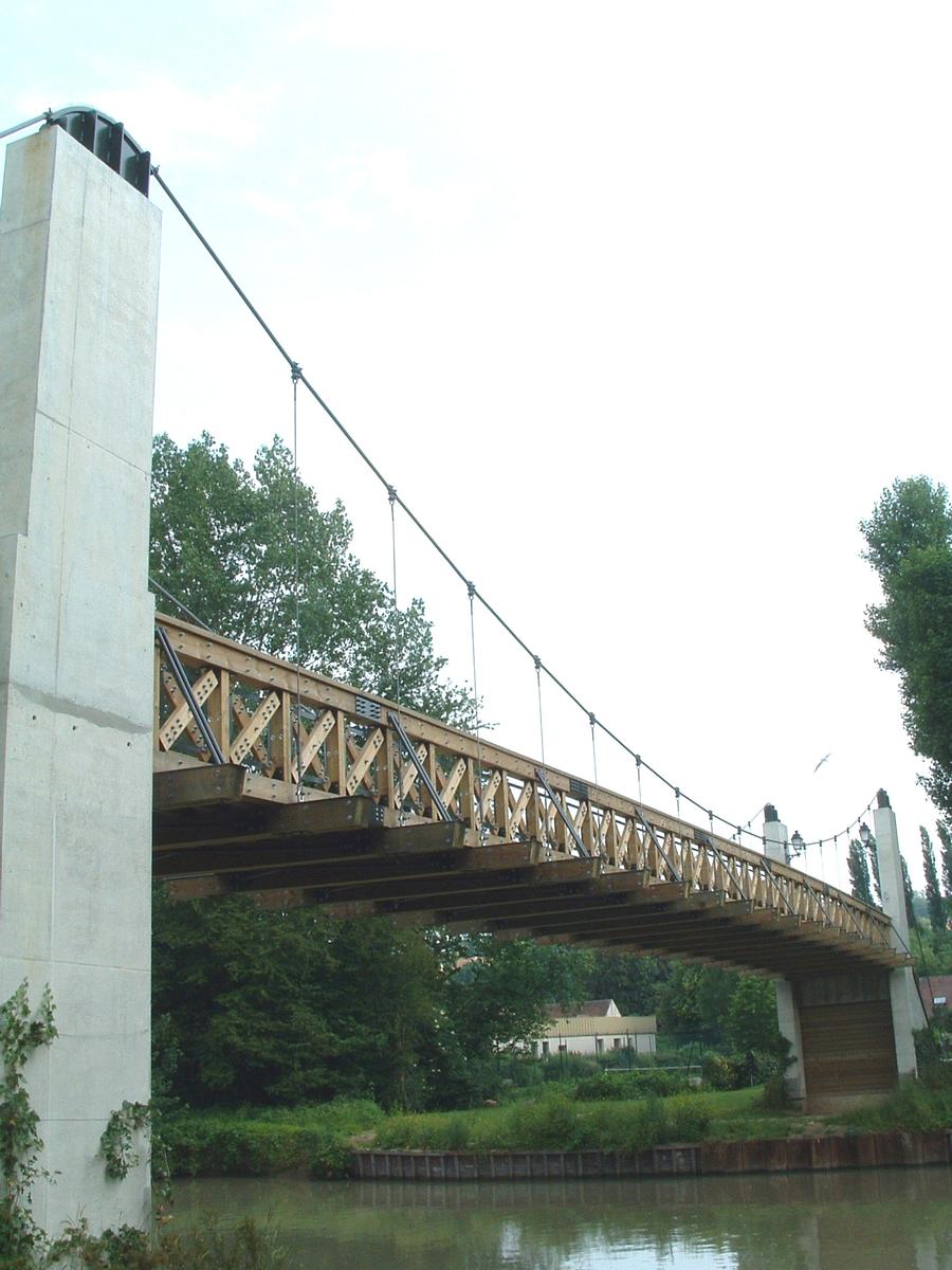 Coupvray FootbridgeDeck and suspension system above the Chalifert Canal 