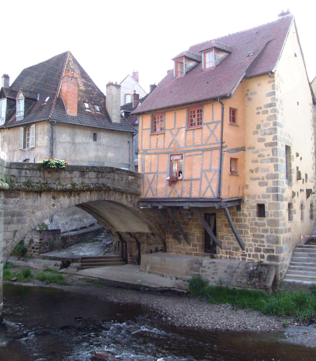 Aubusson - Pont de la Terrade - Arche rive gauche et maison ancienne - Côté aval 