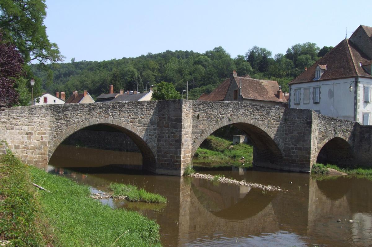 Chambon-sur-Voueize - Vieux pont - Ensemble côté amont 