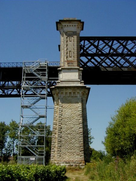 Pont ferroviarie à Cubzac-les-Ponts.Pile-culée commune rive gauche 