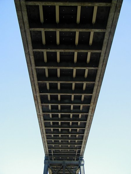 Pont ferroviarie à Cubzac-les-Ponts.Tablier du Pont sur la Dordogne 