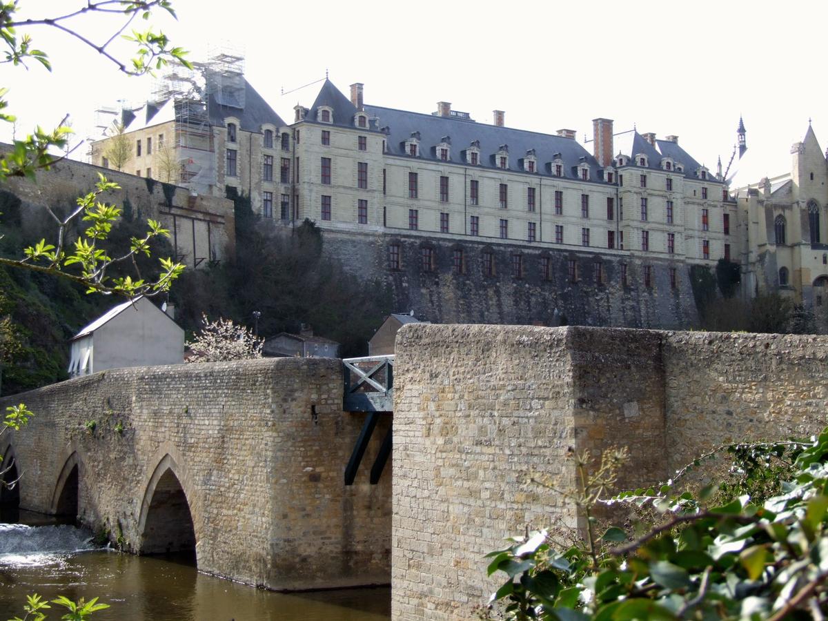 Thouars - Pont des Chouans - Le pont avec le château 