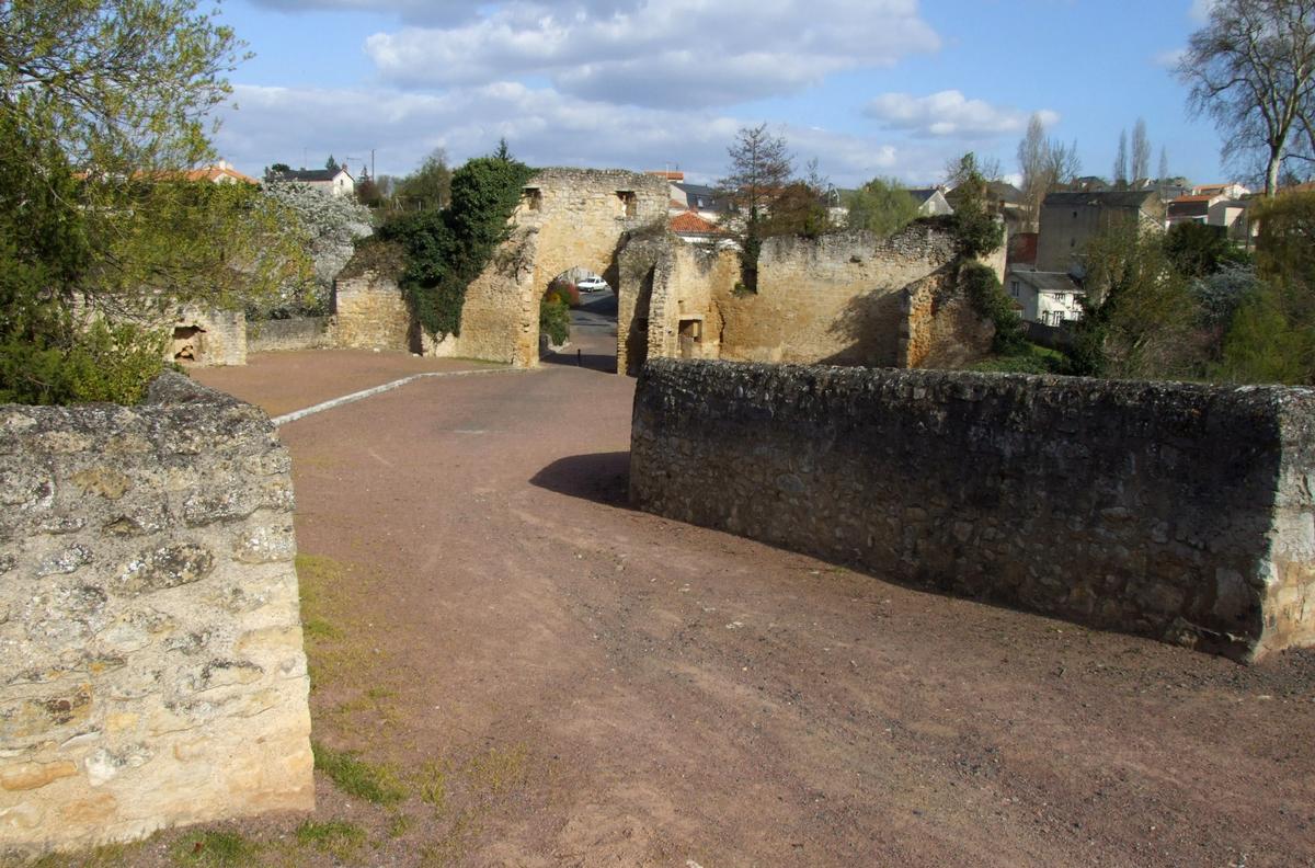 Thouars - Pont des Chouans - La poterne protégeant l'entrée du pont en rive gauche du Thouet 