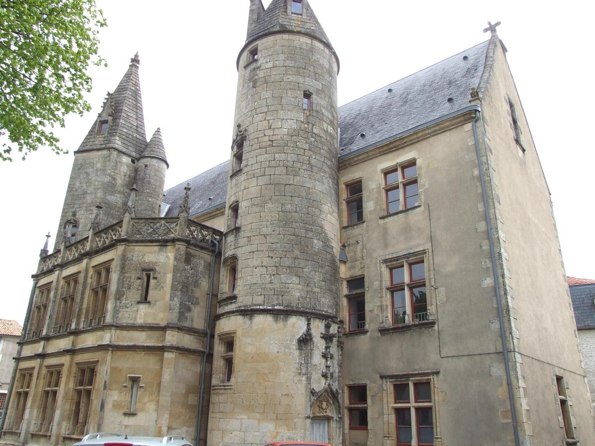 Tribunal d'instance de Melle - Façade sur la place du 19ème siècle avec les deux tours d'escalier du 15ème siècle 