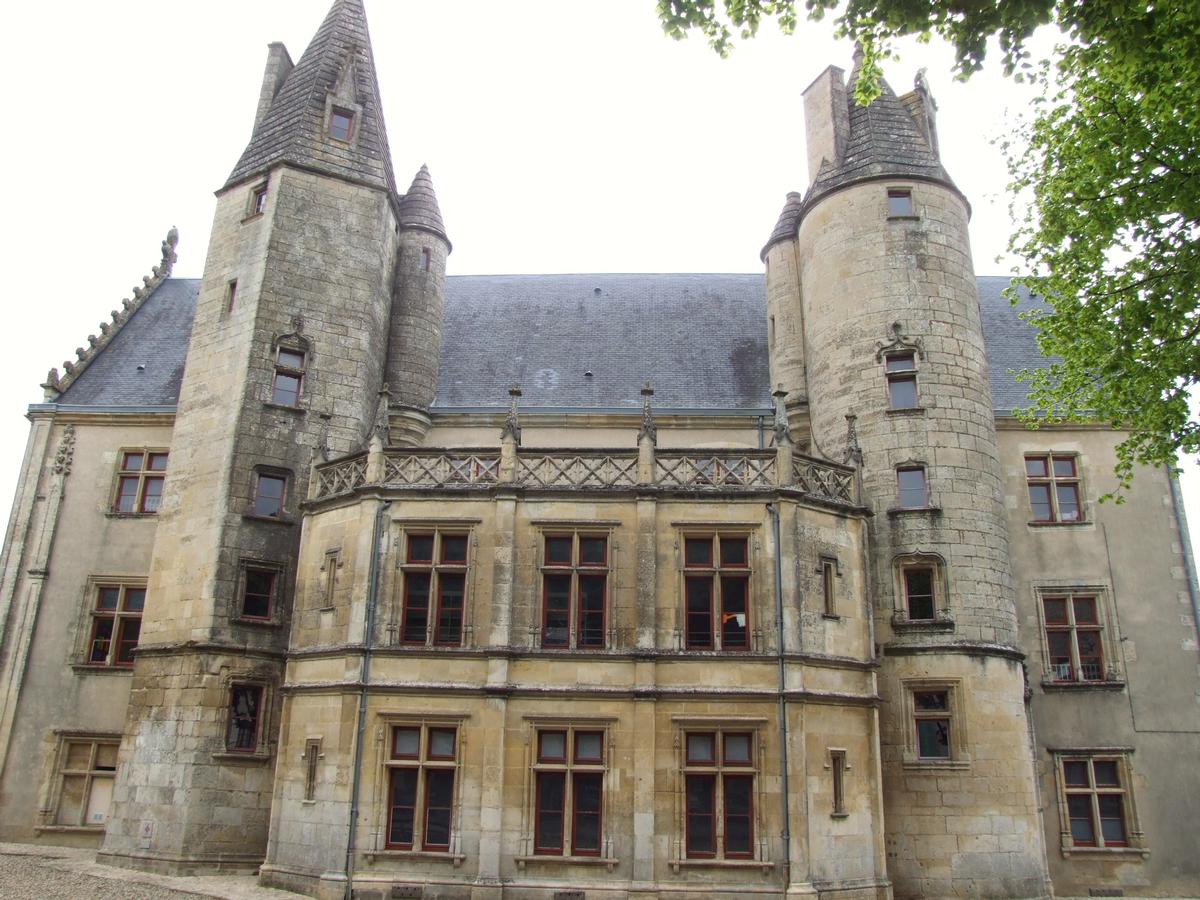 Tribunal d'instance de Melle - Façade sur la place du 19ème siècle avec les deux tours d'escalier du 15ème siècle 