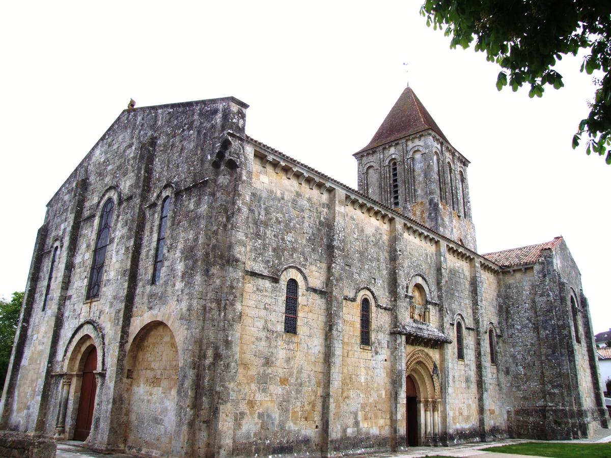 Melle - Eglise Saint-Pierre - Ensemble avec la façade occidentale 