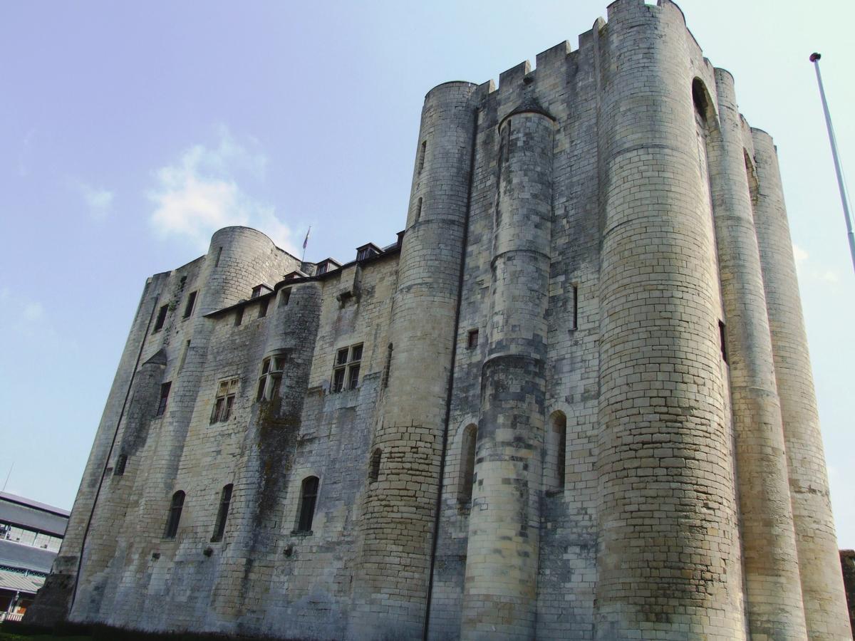 Niort - Le Donjon (construit par Henri II Plantagenêt et Richard Coeur de Lion) - Le donjon côté rivière 
