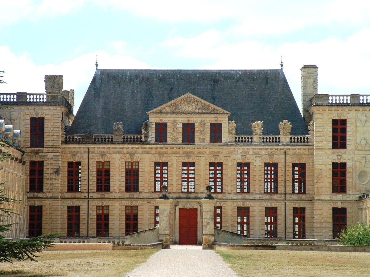 Château d'Oiron - façade sur la cour d'entrée 