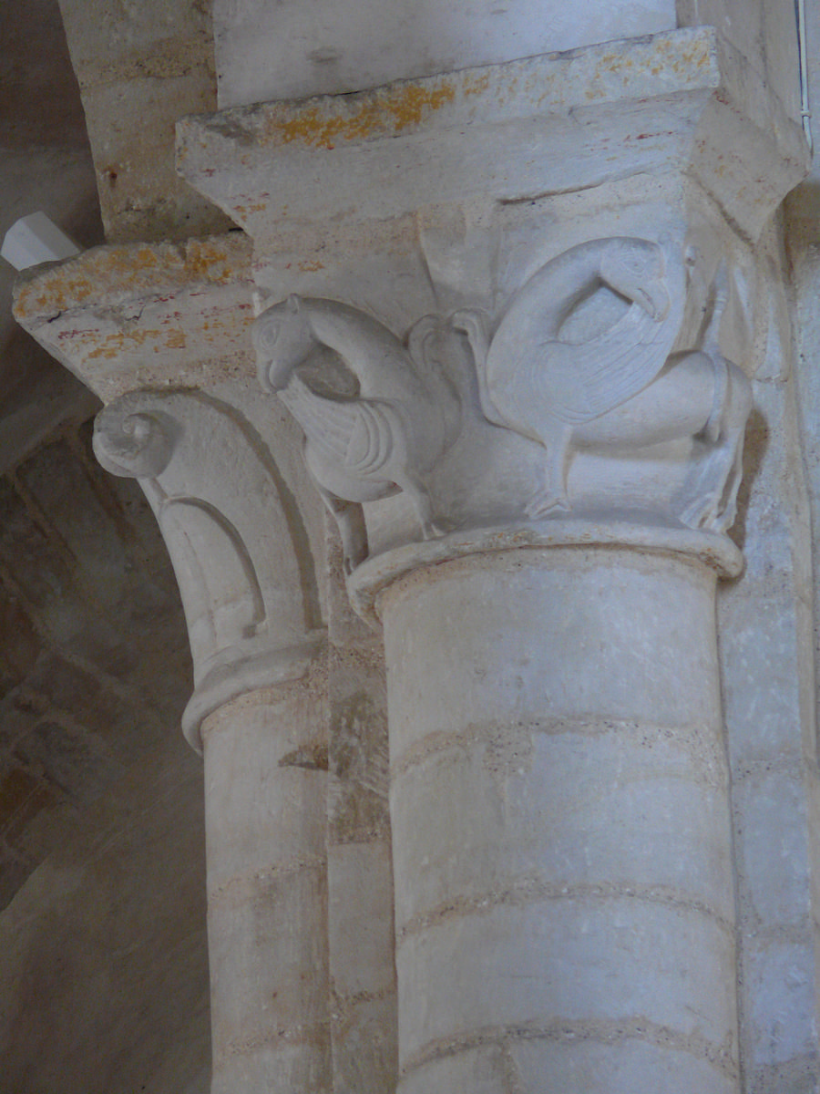 Secondigny - Eglise Sainte-Eulalie - Nef: chapiteau des griffons 