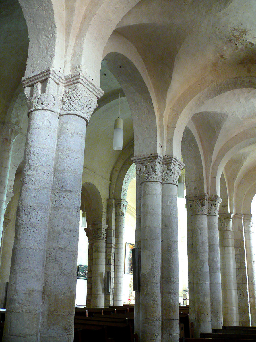 Champdeniers-Saint-Denis - Eglise Notre-Dame - Nef romane: piliers décorés de chapiteaux 