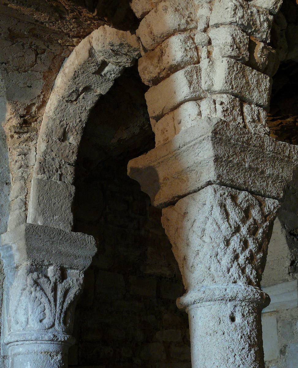 Champdeniers-Saint-Denis - Eglise Notre-Dame: Crypte romane chapiteau 