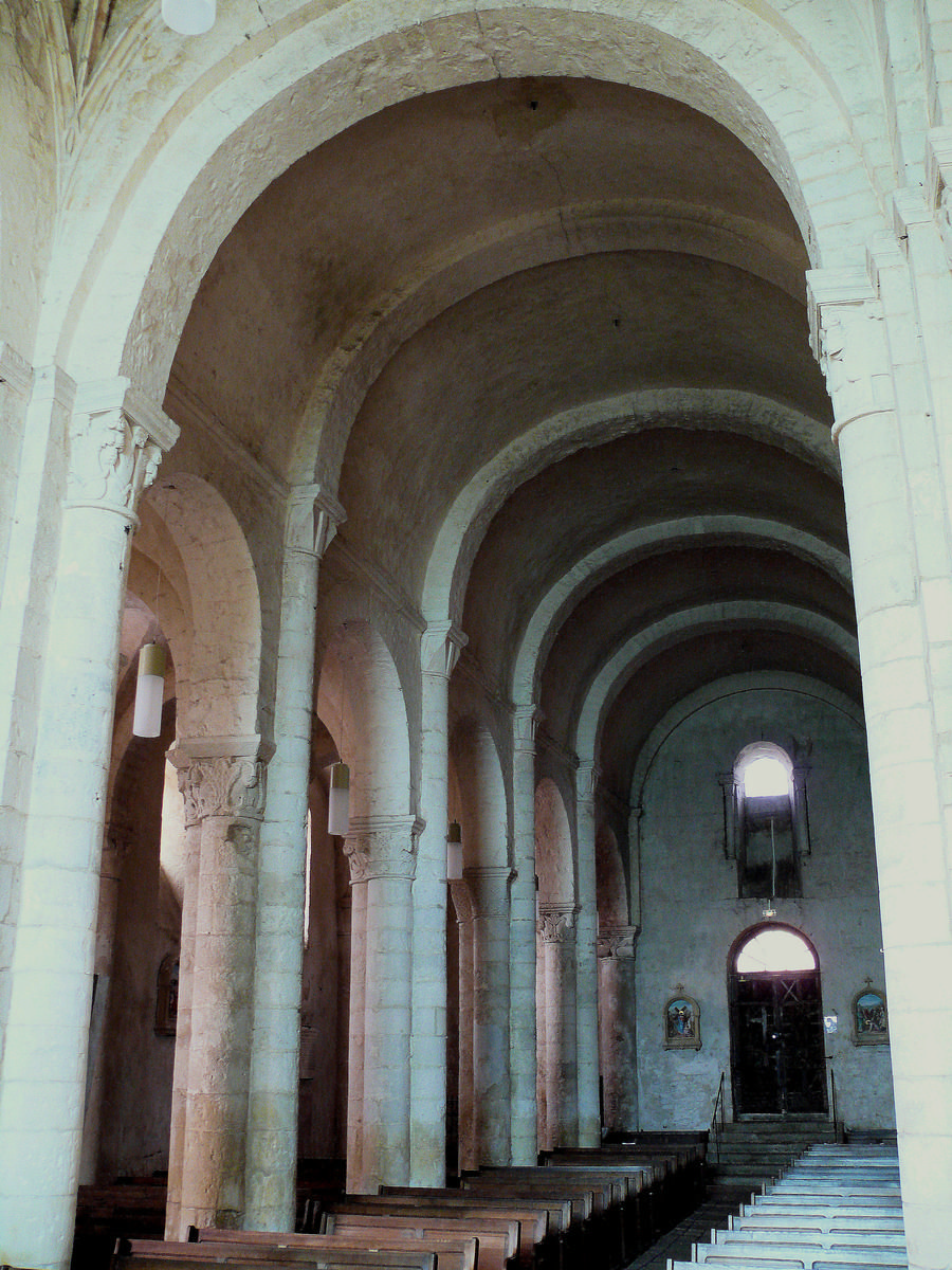 Champdeniers-Saint-Denis - Eglise Notre-Dame - Nef romane vue du choeur 