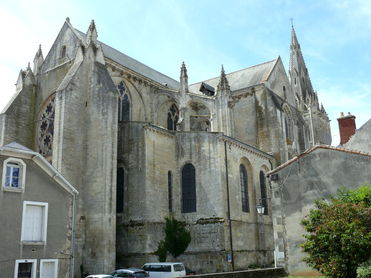 Saint-Maixent-l'Ecole - Eglise Saint-Maixent - L'église vue du chevet 