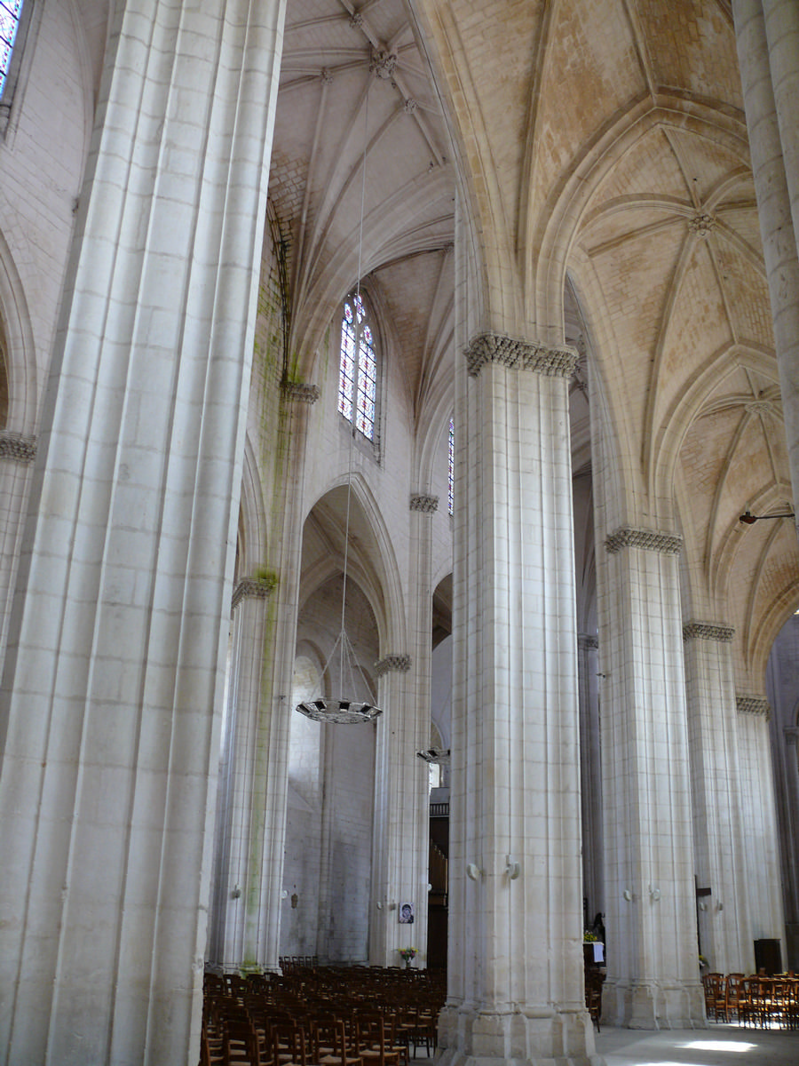 Saint-Maixent-l'Ecole - Eglise Saint-Maixent (ancienne abbaye) - Nef: vaisseau central et bas-côté 