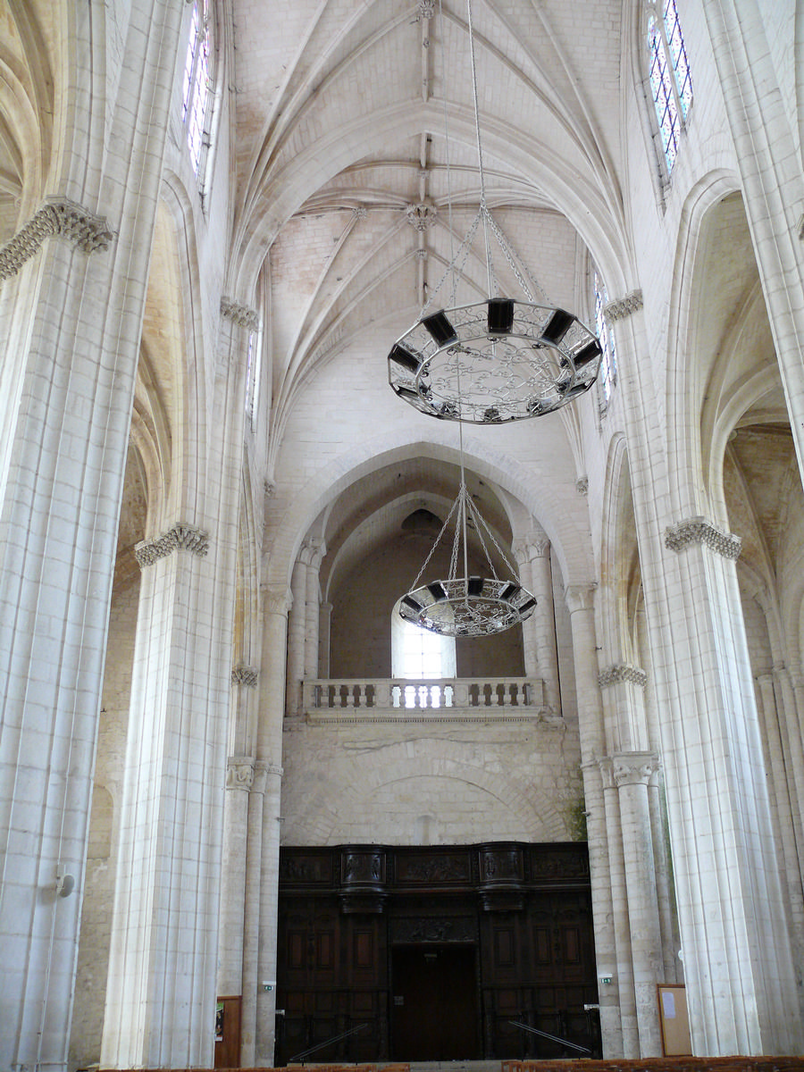 Fiche média no. 149335 Saint-Maixent-l'Ecole - Eglise Saint-Maixent (ancienne abbaye) - Nef: vaisseau central vu du transept. Tribune au-dessus de l'entrée et stalles disposées de part et d'autre de l'entrée