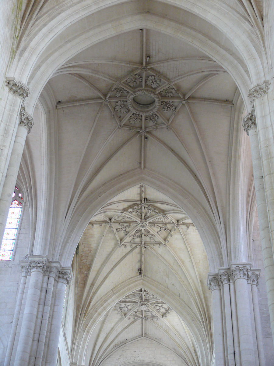 Saint-Maixent-l'Ecole - Eglise Saint-Maixent (ancienne abbaye) - Voûtes de la croisée du transept et du choeur 
