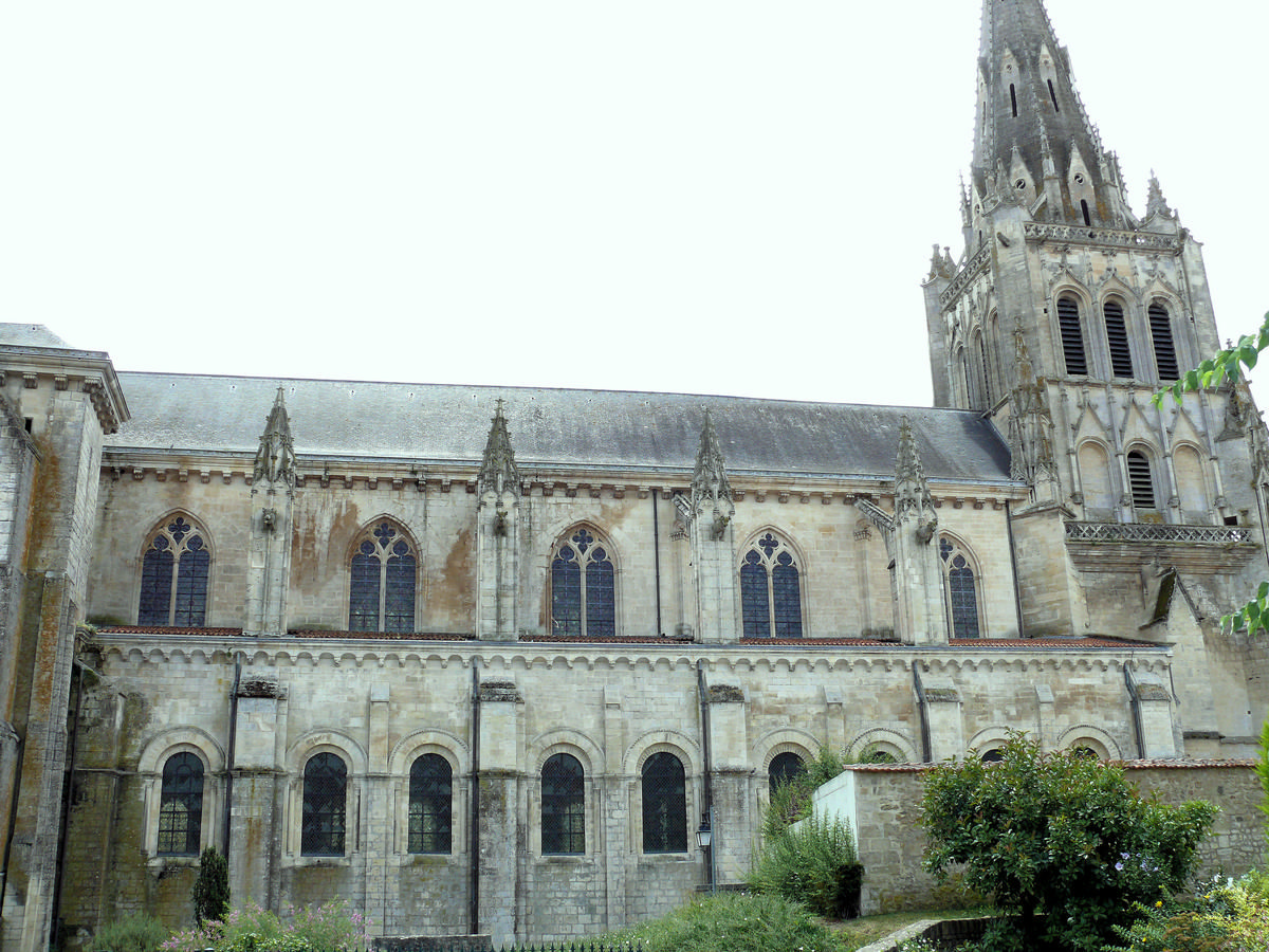 Saint-Maixent-l'Ecole - Eglise Saint-Maixent (ancienne abbtiale) - Nef: extérieur 