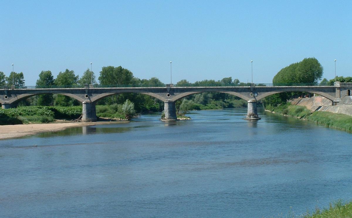 Digoin - Pont routier sur la Loire - Vu de l'amont 