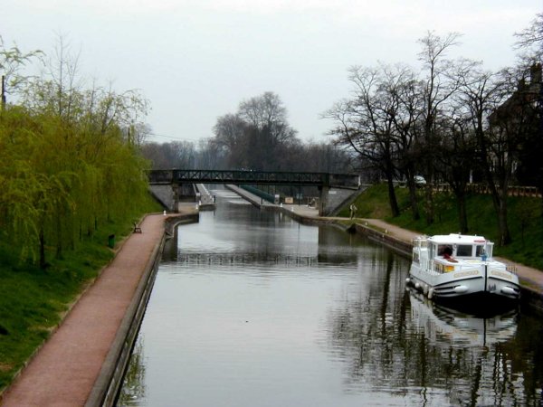 Canal Latéral à la Loire qui traverse sur le pont-canal de Digoin à l'arrière-plan 