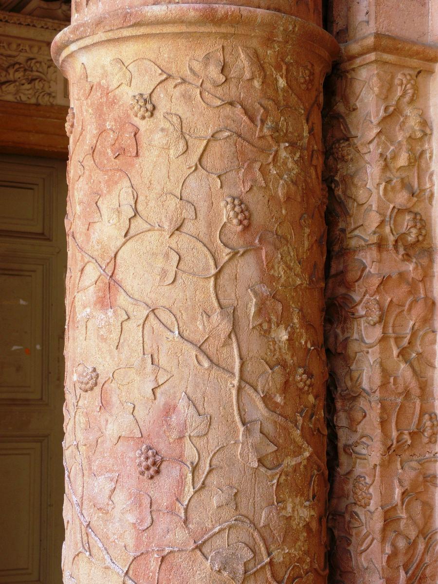 Dijon - Hôtel de Vogüé - Galerie derrière l'entrée - Une colonne 