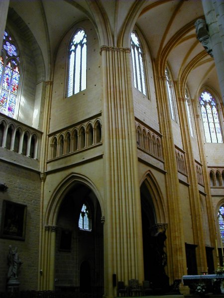 Cathédrale Saint-Bénigne à Dijon.Transept et choeur 